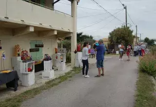 Les cabaniers des Aresquiers à Frontignan sont toujours bien vivants et ont accueilli leurs amis artistes et du public, qui soutiennent leur cause