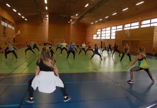 et une trentaine de femmes, à suivre les chorégraphies.