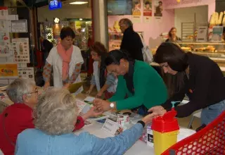 Grâce aux sourires de bienvenue de nos infirmières, ce sont quelque 120 personnes qui sont passées par ce dépistage de glycémie, lequel a le plus souvent produit des chiffres normaux, corrects.