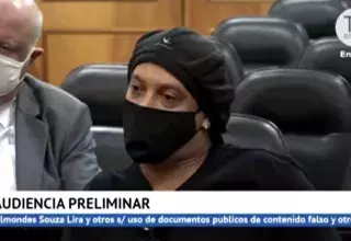 Ronaldinho, qui portait un t-shirt noir, un chapeau et un masque au tribunal, est resté sans expression et les bras croisés après le jugement.